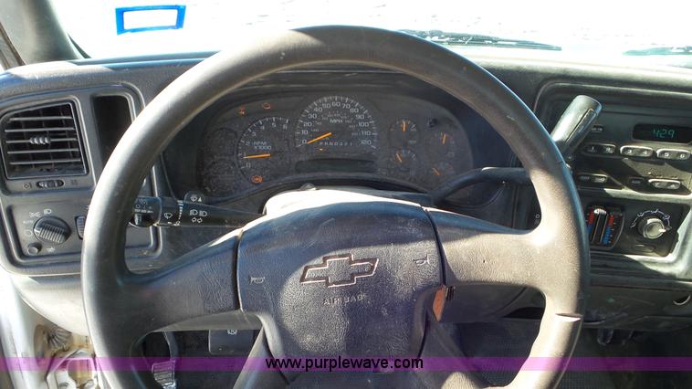 image for item J8405 2006 Chevrolet Silverado 1500 pickup truck