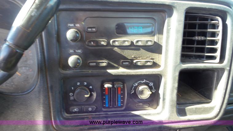 image for item J8405 2006 Chevrolet Silverado 1500 pickup truck