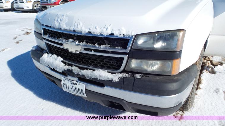 image for item J8405 2006 Chevrolet Silverado 1500 pickup truck
