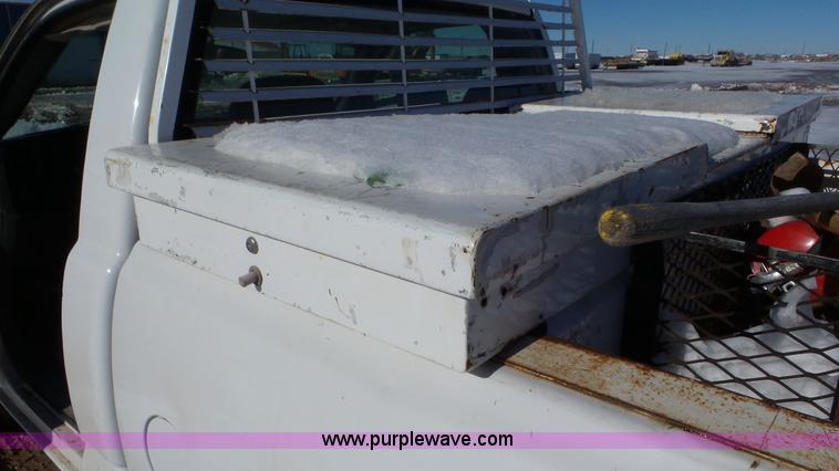 image for item J8405 2006 Chevrolet Silverado 1500 pickup truck