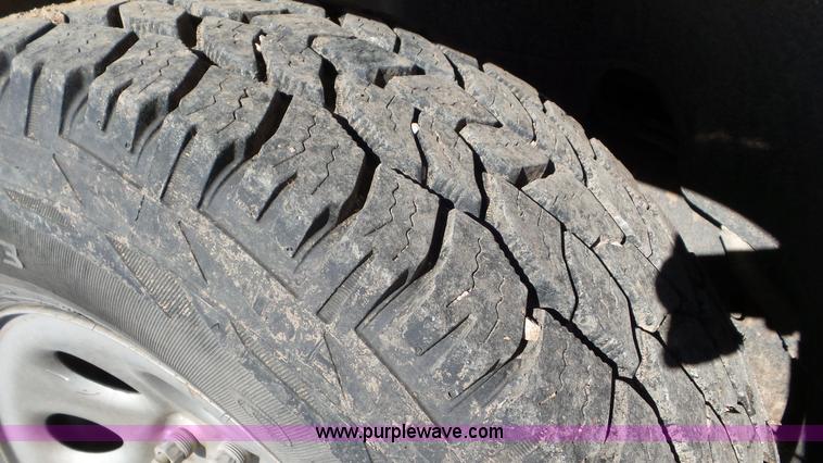 image for item J8405 2006 Chevrolet Silverado 1500 pickup truck