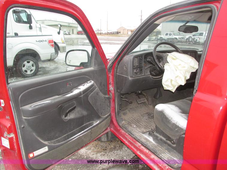 image for item J8769 2004 Chevrolet Silverado 1500 Z71 pickup truck