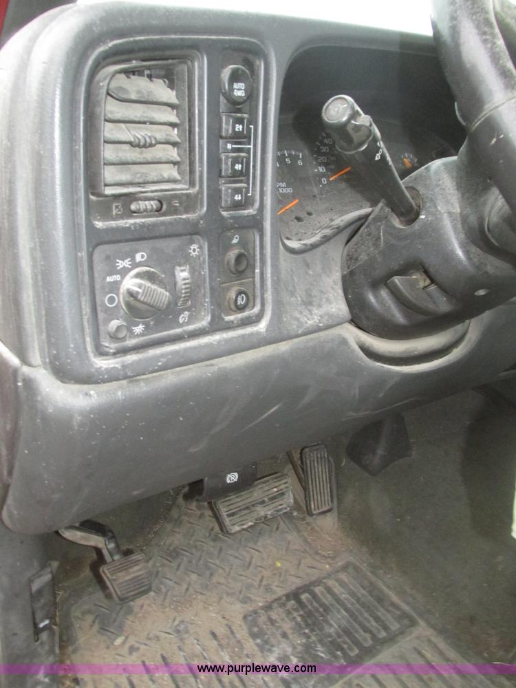 image for item J8769 2004 Chevrolet Silverado 1500 Z71 pickup truck