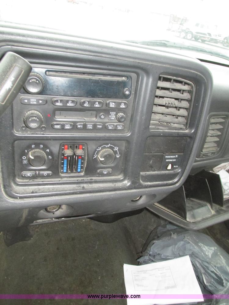 image for item J8769 2004 Chevrolet Silverado 1500 Z71 pickup truck