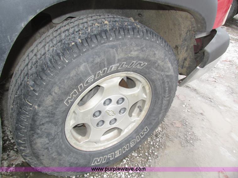 image for item J8769 2004 Chevrolet Silverado 1500 Z71 pickup truck