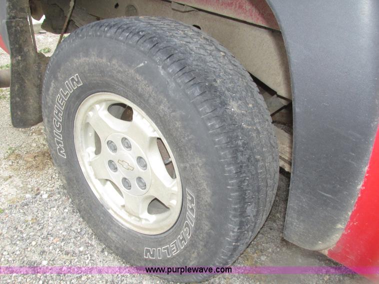 image for item J8769 2004 Chevrolet Silverado 1500 Z71 pickup truck