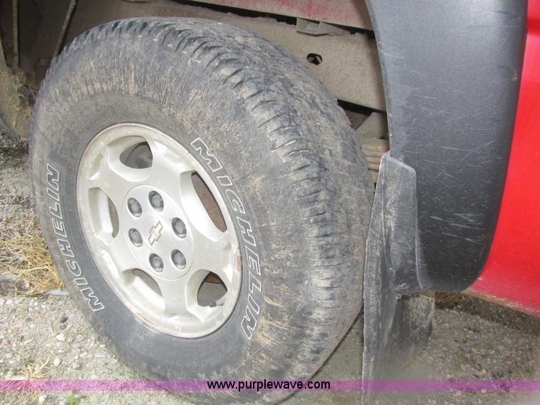 image for item J8769 2004 Chevrolet Silverado 1500 Z71 pickup truck