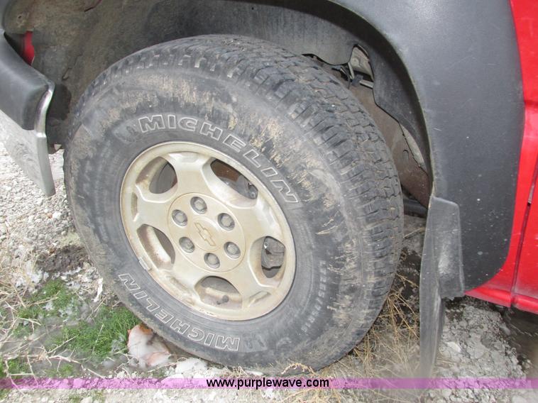 image for item J8769 2004 Chevrolet Silverado 1500 Z71 pickup truck