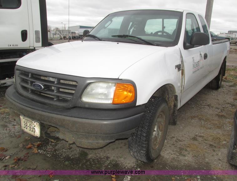image for item J8770 2004 Ford F150 XL SuperCab pickup truck