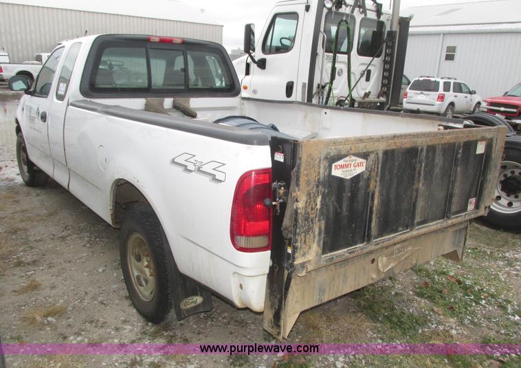 image for item J8770 2004 Ford F150 XL SuperCab pickup truck