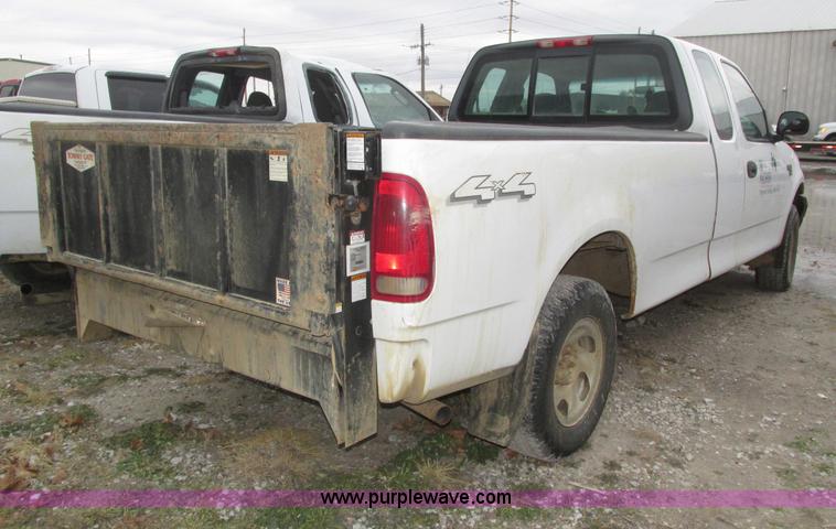 image for item J8770 2004 Ford F150 XL SuperCab pickup truck