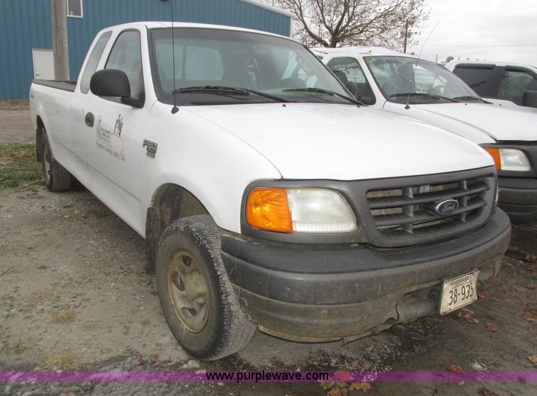 image for item J8770 2004 Ford F150 XL SuperCab pickup truck
