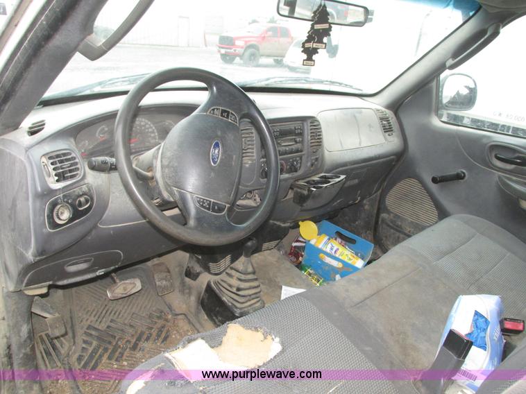 image for item J8770 2004 Ford F150 XL SuperCab pickup truck