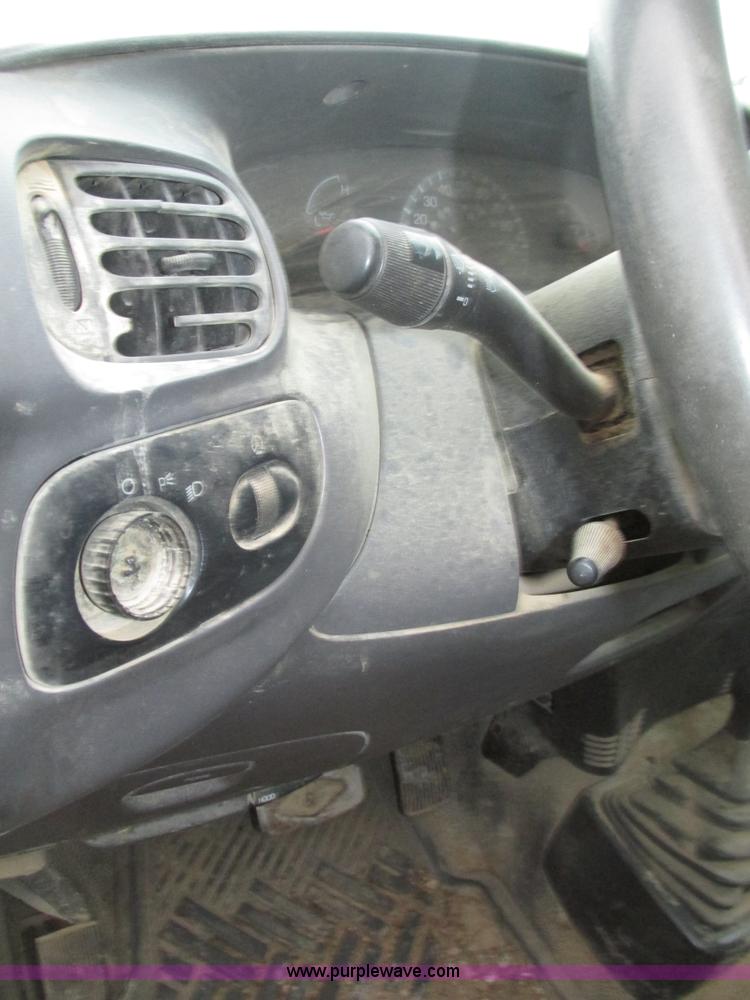 image for item J8770 2004 Ford F150 XL SuperCab pickup truck