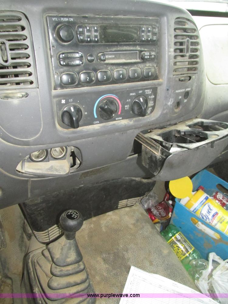 image for item J8770 2004 Ford F150 XL SuperCab pickup truck