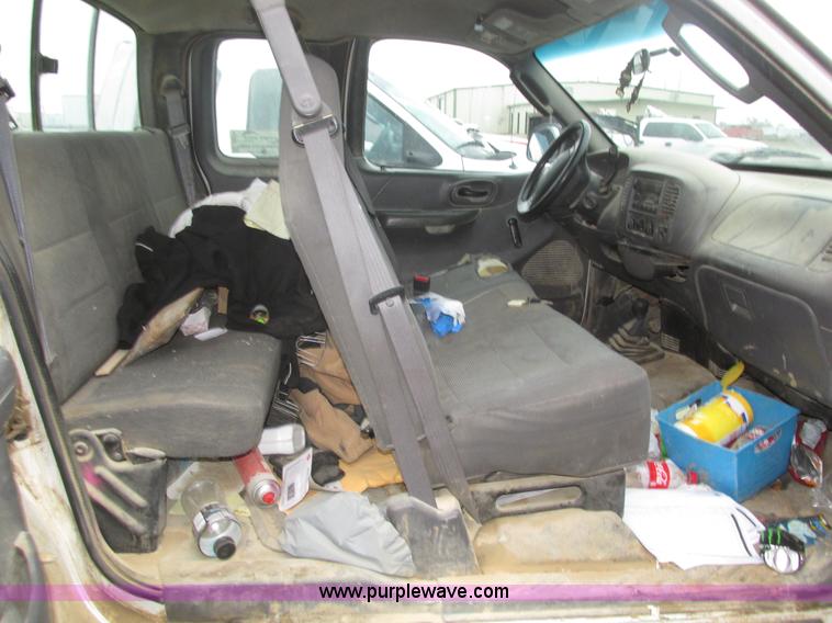 image for item J8770 2004 Ford F150 XL SuperCab pickup truck