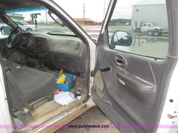 image for item J8770 2004 Ford F150 XL SuperCab pickup truck