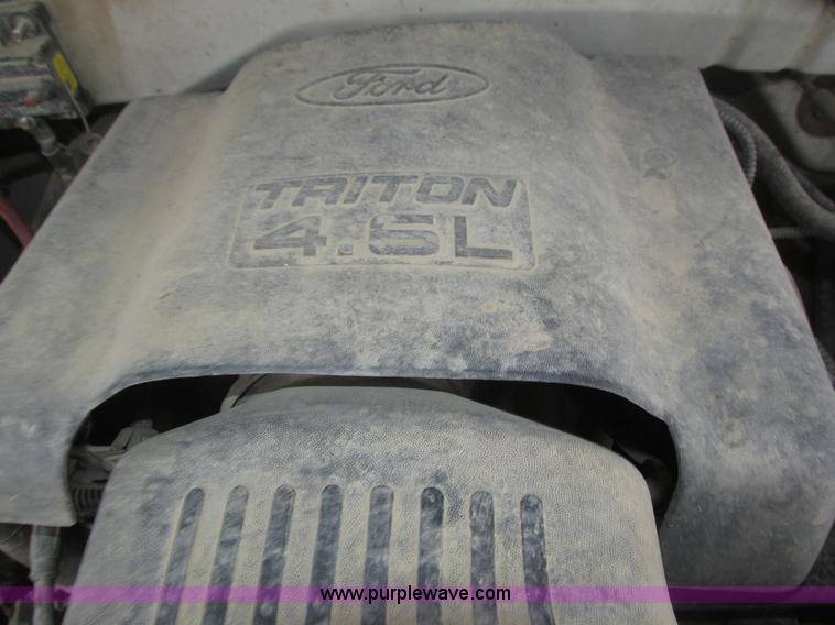 image for item J8770 2004 Ford F150 XL SuperCab pickup truck