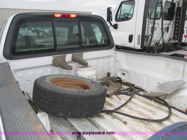 image for item J8770 2004 Ford F150 XL SuperCab pickup truck