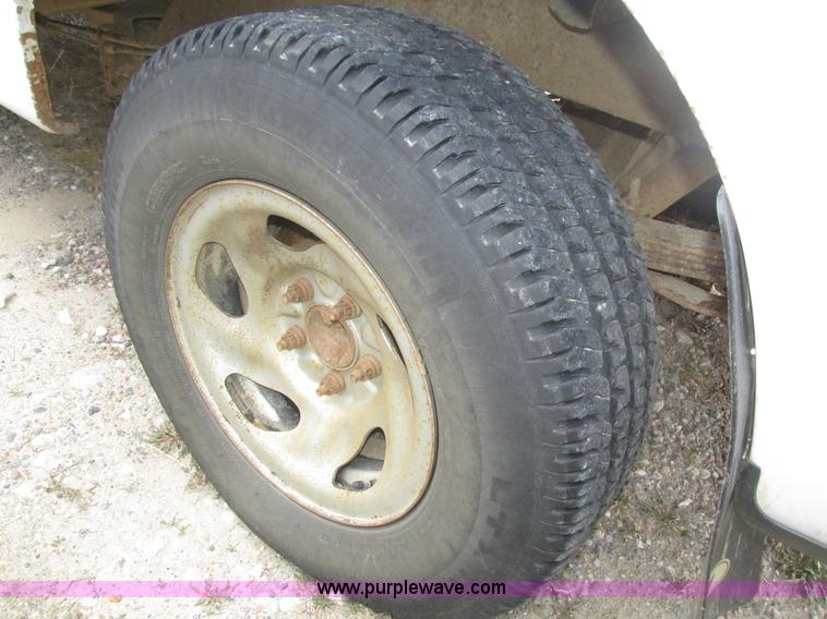 image for item J8770 2004 Ford F150 XL SuperCab pickup truck