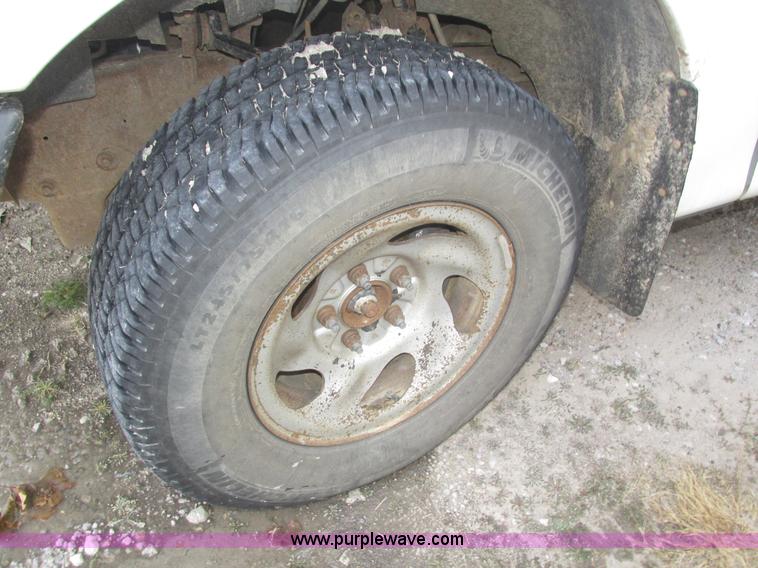 image for item J8770 2004 Ford F150 XL SuperCab pickup truck