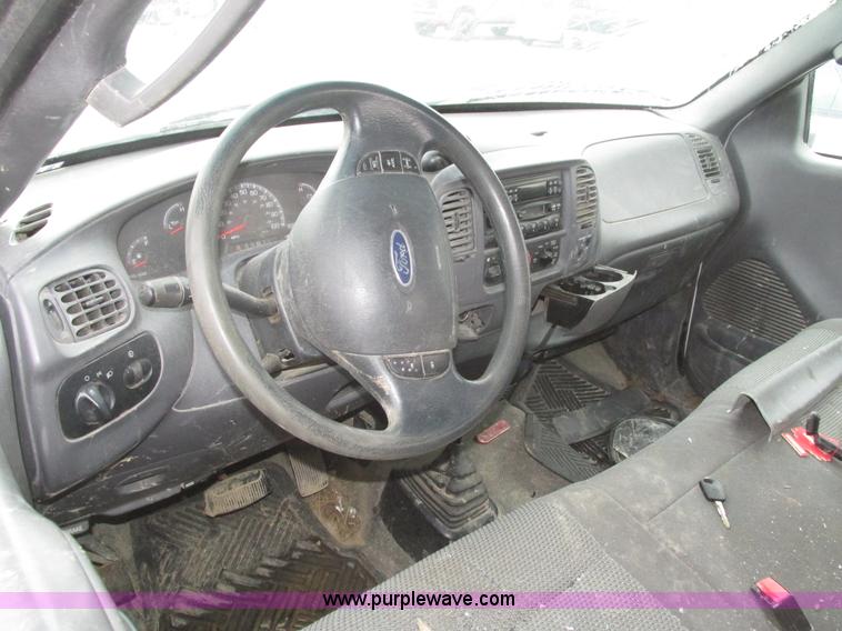 image for item J8771 2004 Ford F150 XL SuperCab pickup truck