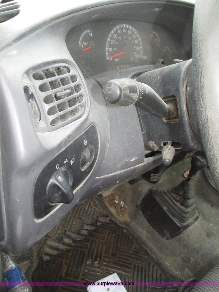 image for item J8771 2004 Ford F150 XL SuperCab pickup truck