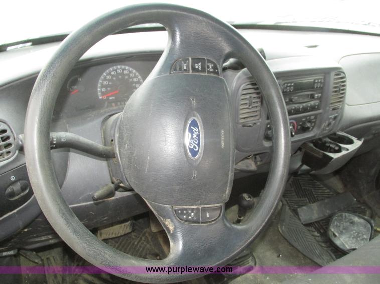 image for item J8771 2004 Ford F150 XL SuperCab pickup truck