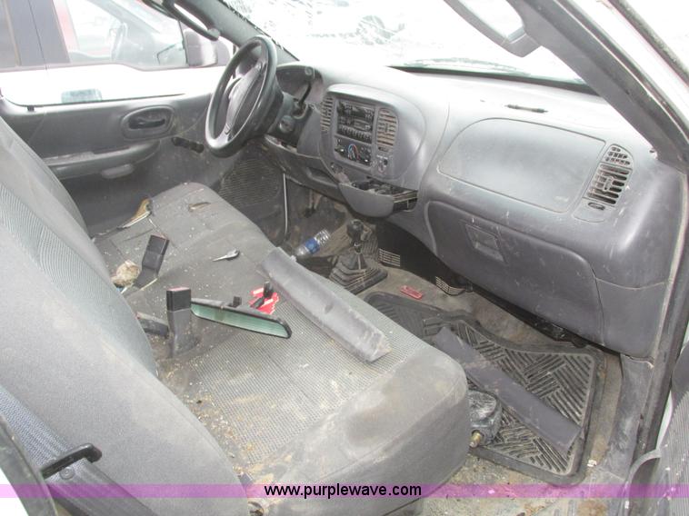 image for item J8771 2004 Ford F150 XL SuperCab pickup truck