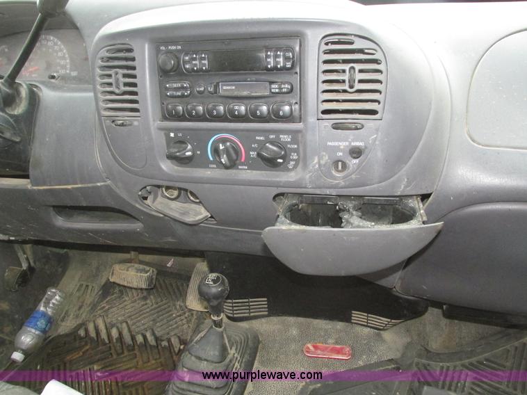 image for item J8771 2004 Ford F150 XL SuperCab pickup truck