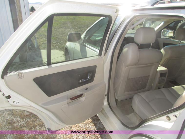 image for item J8779 2004 Cadillac SRX SUV