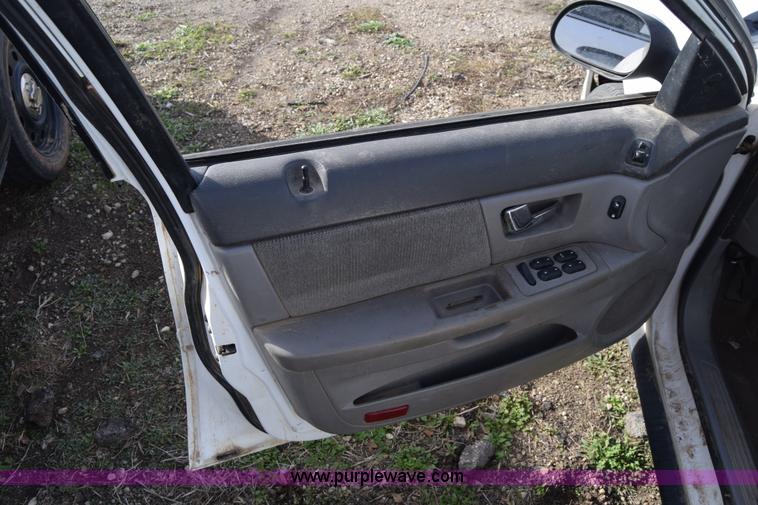 image for item L1000 2001 Ford Taurus SES