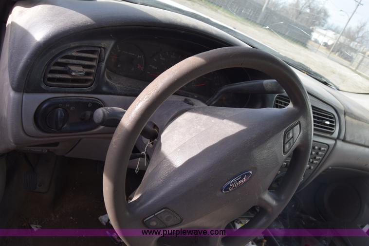 image for item L1000 2001 Ford Taurus SES