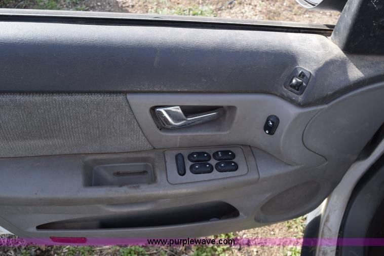 image for item L1000 2001 Ford Taurus SES
