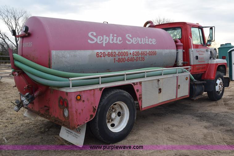 image for item L1004 1997 Ford LN8000 vacuum truck