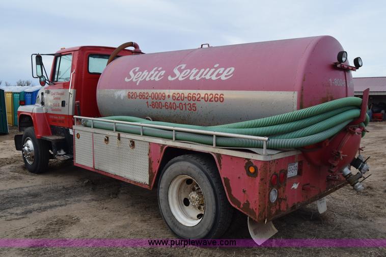 image for item L1004 1997 Ford LN8000 vacuum truck