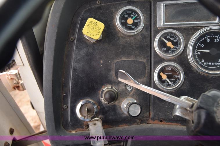 image for item L1004 1997 Ford LN8000 vacuum truck