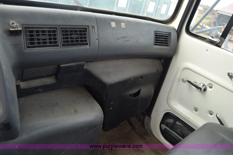 image for item L1004 1997 Ford LN8000 vacuum truck