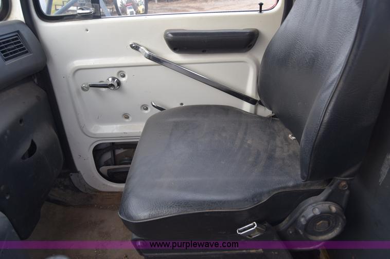 image for item L1004 1997 Ford LN8000 vacuum truck