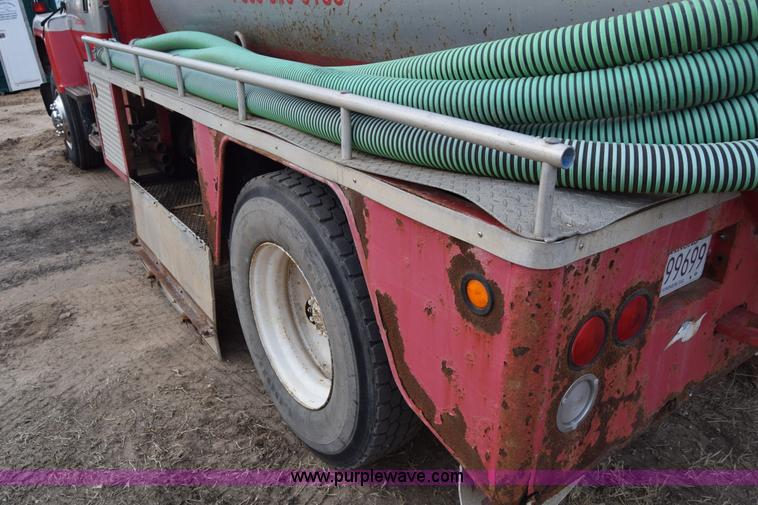 image for item L1004 1997 Ford LN8000 vacuum truck