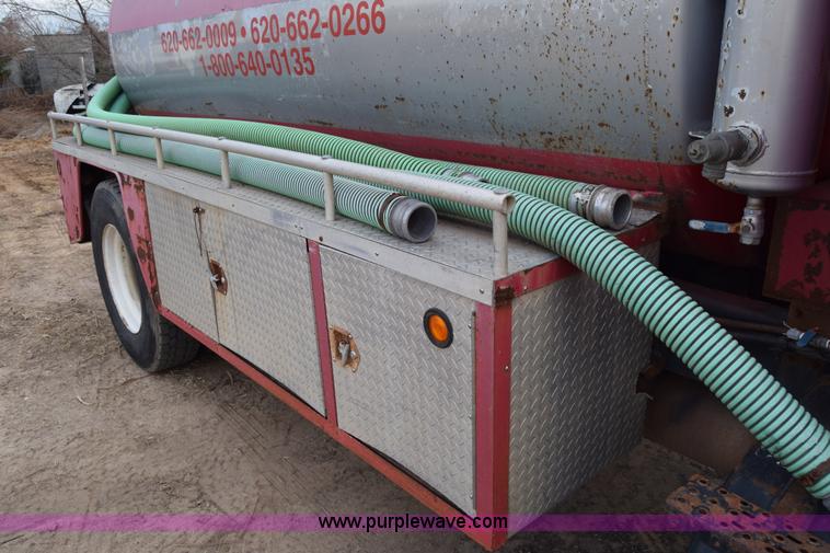 image for item L1004 1997 Ford LN8000 vacuum truck