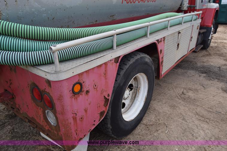 image for item L1004 1997 Ford LN8000 vacuum truck