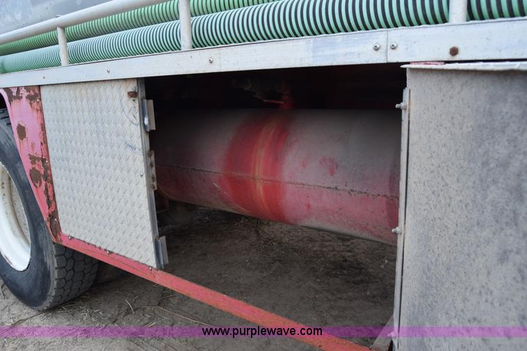 image for item L1004 1997 Ford LN8000 vacuum truck