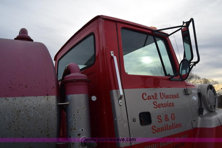 image for item L1004 1997 Ford LN8000 vacuum truck