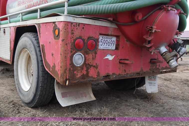 image for item L1004 1997 Ford LN8000 vacuum truck