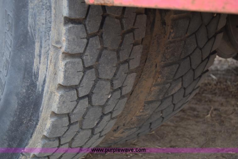 image for item L1004 1997 Ford LN8000 vacuum truck