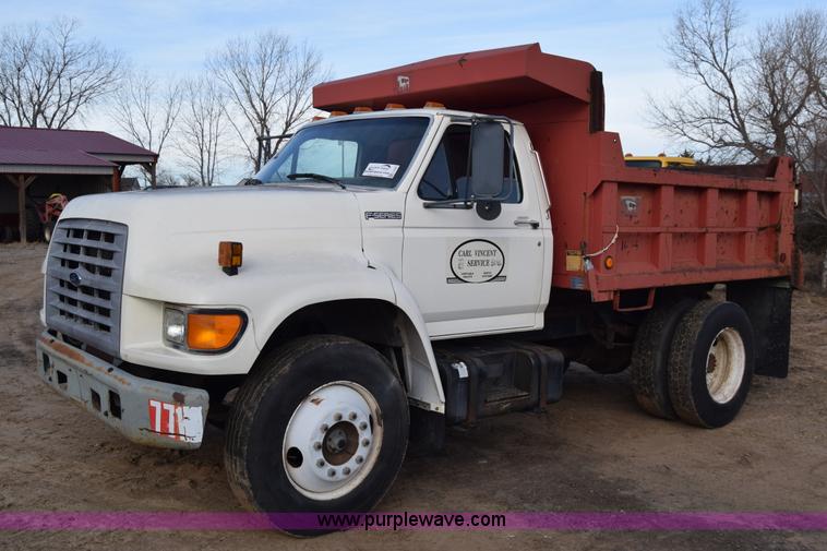 image for item L1005 1998 Ford F800 dump truck