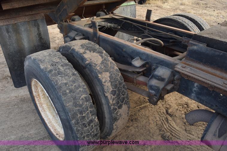 image for item L1005 1998 Ford F800 dump truck