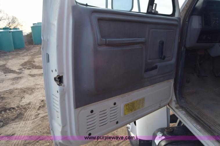 image for item L1005 1998 Ford F800 dump truck