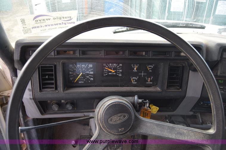 image for item L1005 1998 Ford F800 dump truck